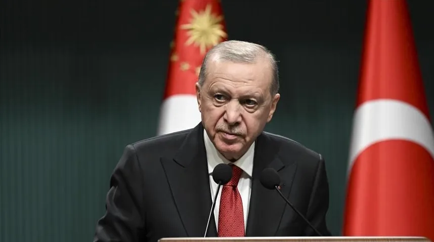 Recep Tayyip Erdoğan govori za govornicom sa zastavama Turske u pozadini