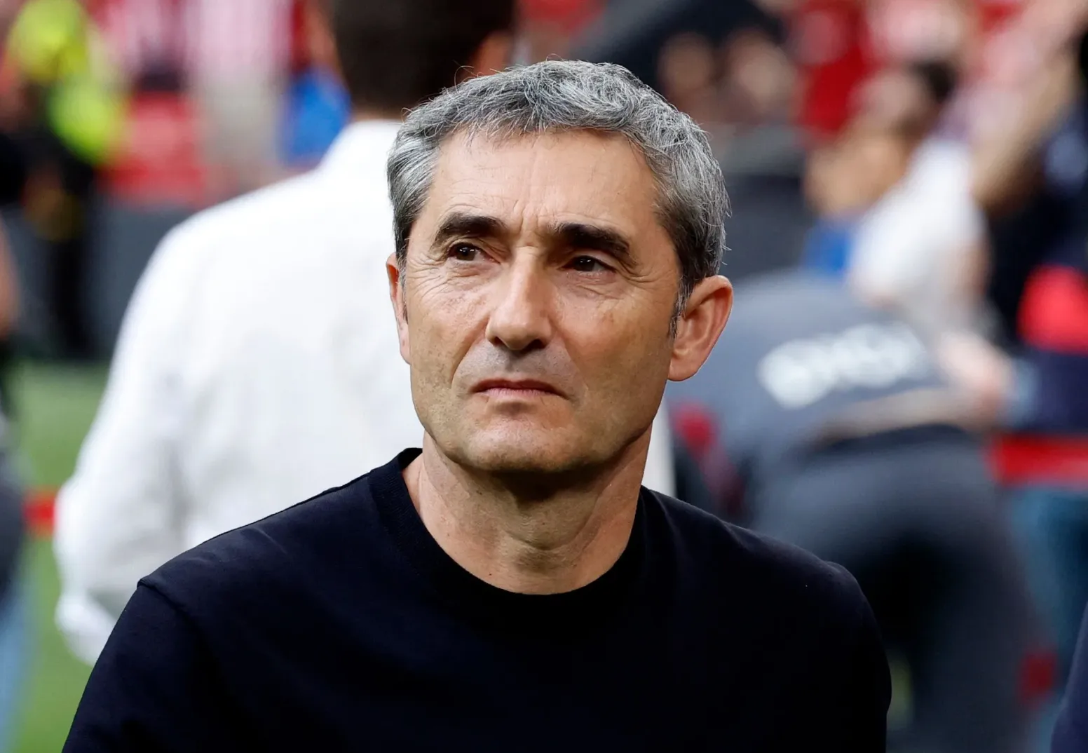 Ernesto Valverde nosi crnu majicu i gleda u stranu
