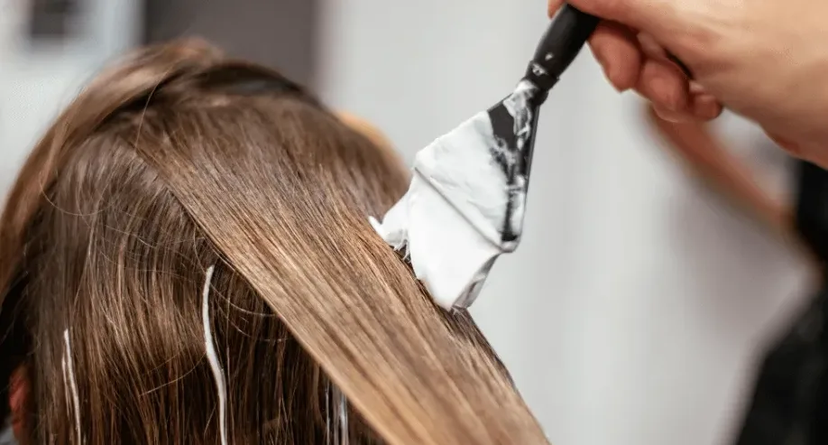 Frizer nanosi boju na kosu