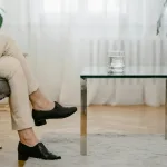 Sjedenje prekrštenih nogu: Da li je to zaista opasno po zdravlje ili samo još jedan mit?