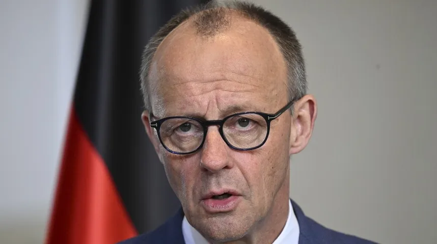 Friedrich Merz sa naočarima ispred zastave Njemačke