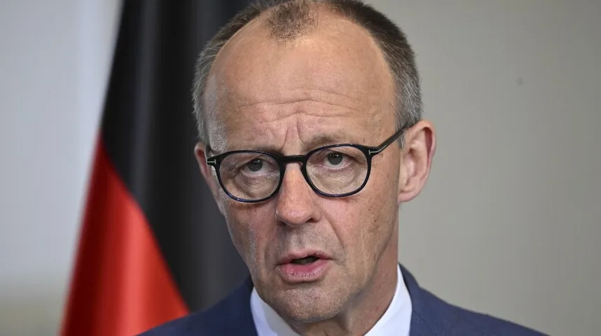 Portret Friedricha Merza u tamnom odijelu i sa crnim naočarima