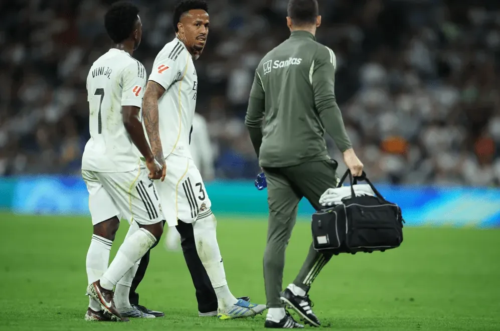 Fudbaleri Real Madrida, Vinicius Junior (broj 7) i Éder Militão (broj 3), napuštaju teren uz pratnju člana medicinskog osoblja sa torbom.