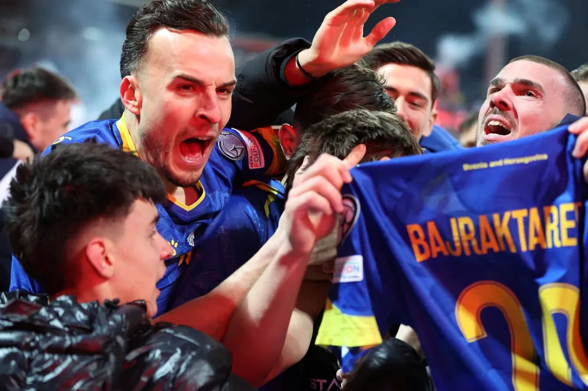 Fudbaleri slave pobjedu pokazujući dres sa prezimenom Bajraktarević