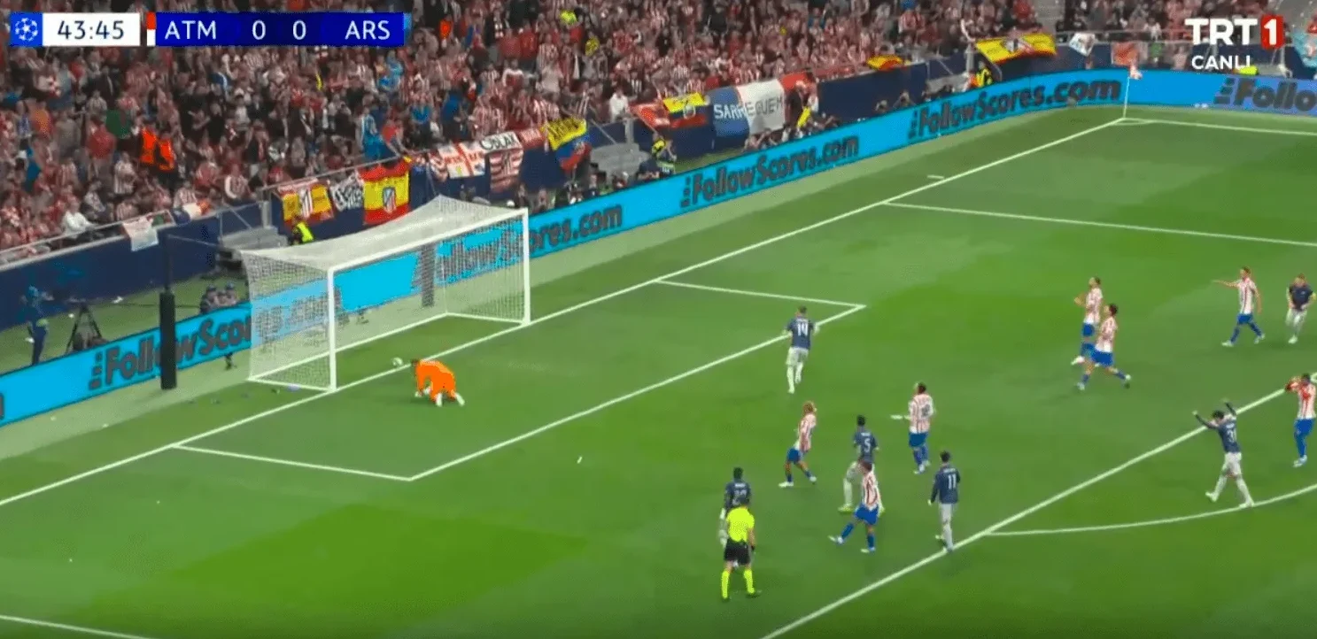 Fudbaleri Atletico Madrida i Arsenala u akciji ispred gola tokom utakmice.