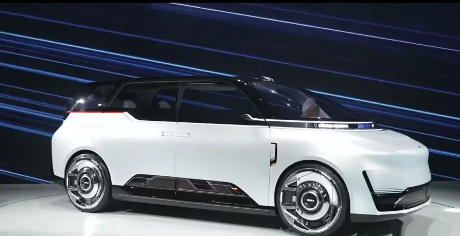 Futuristički bijeli koncept automobil iz profila, s naglašenim linijama i velikim točkovima.