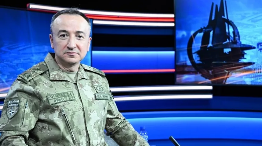 General Erols Ulukutas u uniformi NATO-a, sjedi u studiju s plavom pozadinom i ekranima