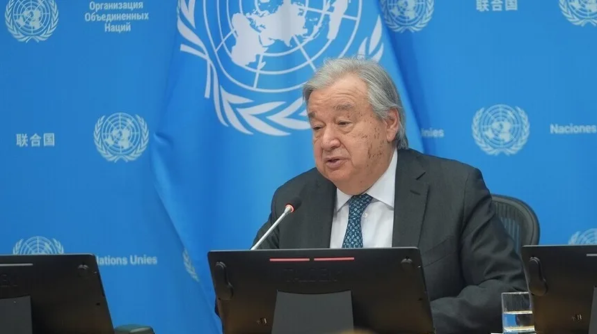 Generalni sekretar Ujedinjenih nacija, António Guterres, sjedi za govornicom i govori.