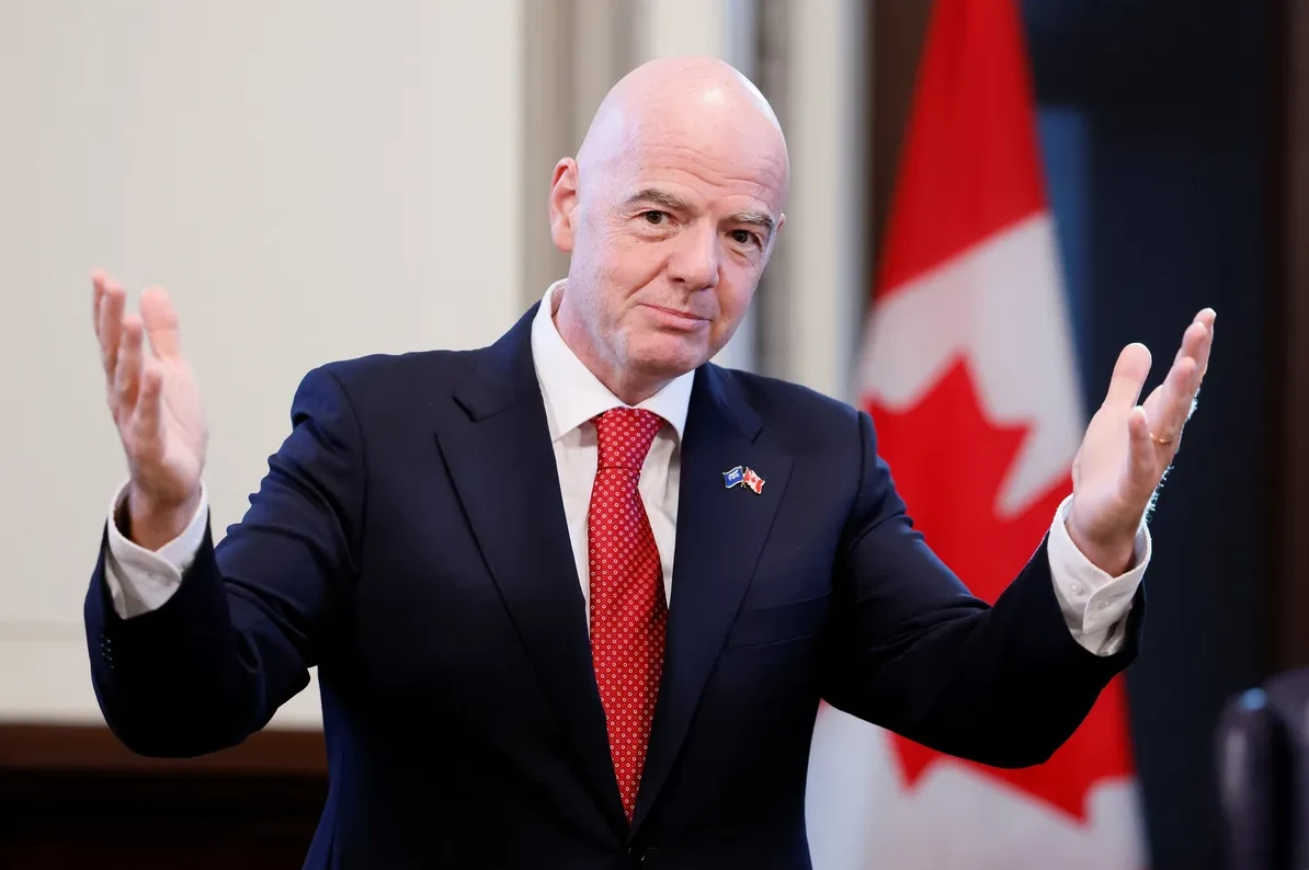 Predsjednik FIFA-e Gianni Infantino sa podignutim rukama