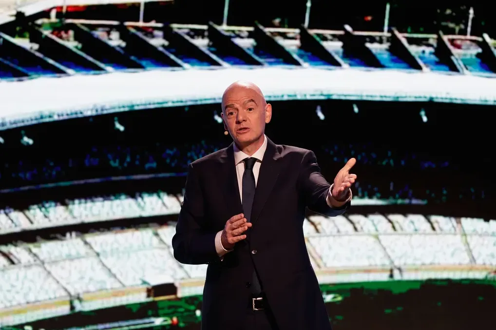 Predsjednik FIFA-e Gianni Infantino obraća se javnosti na pozornici, s pozadinom koja prikazuje ekran stadiona.