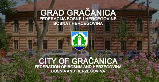 Grb i natpis Grada Gračanice na bosanskom i engleskom jeziku