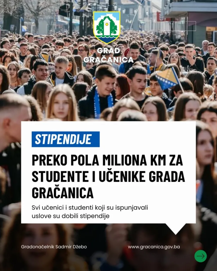 Fotografija prikazuje veliku grupu mladih ljudi, studenata i učenika, na ulici, sa grbom Grada Gračanica i natpisom "Grad Gračanica" iznad njih. U prvom planu istaknut je bijeli natpis "STIPENDIJE" u plavom pravougaoniku, a ispod njega "PREKO POLA MILIONA KM ZA STUDENTE I UČENIKE GRADA GRAČANICA". Ispod toga je manji tekst "Svi učenici i studenti koji su ispunjavali uslove su dobili stipendije". Na dnu fotografije nalazi se natpis "Gradonačelnik Sadmir Džebo" s lijeve strane i "www.gracanica.gov.ba" s desne strane.