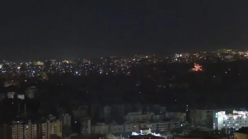 Noćni prizor grada s vatrometom