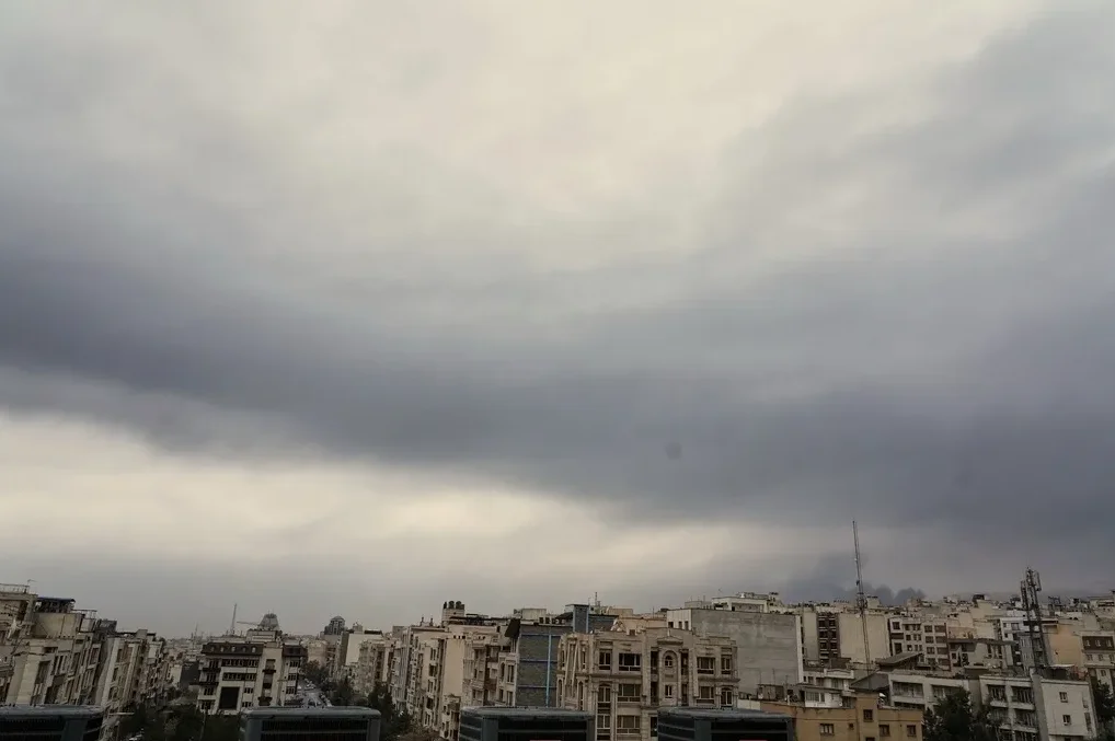 Gradska panorama pod tamnim, olujnim nebom.