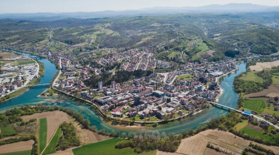 Panoramski pogled iz zraka na grad Gradišku i rijeku Savu