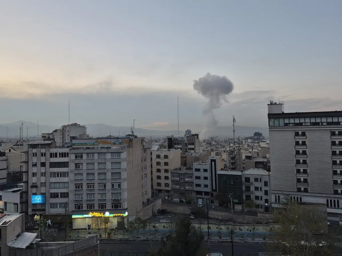 Oblak dima iznad gradske panorame