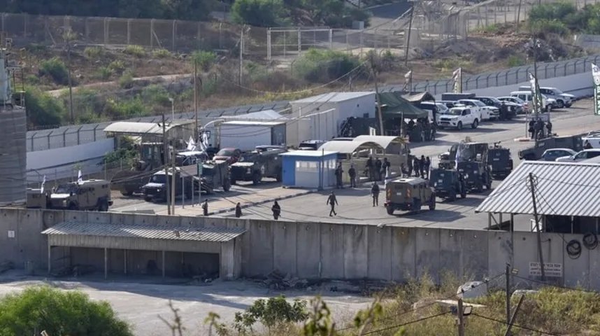 Prikaz granične linije sa izraelskim vojnim vozilima i sigurnosnim osobljem.