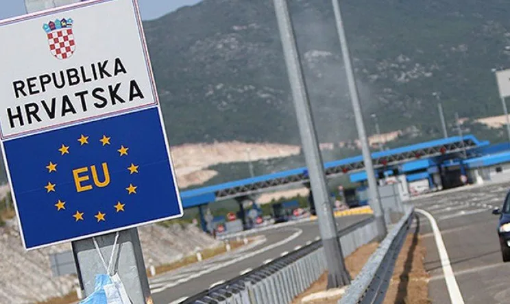 Granični prelaz saobraćajnice sa znakom Republike Hrvatske i Evropske unije.