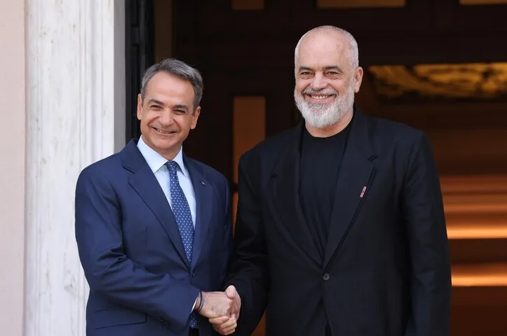Grčki premijer Kirijakos Micotakis i albanski premijer Edi Rama se rukuju