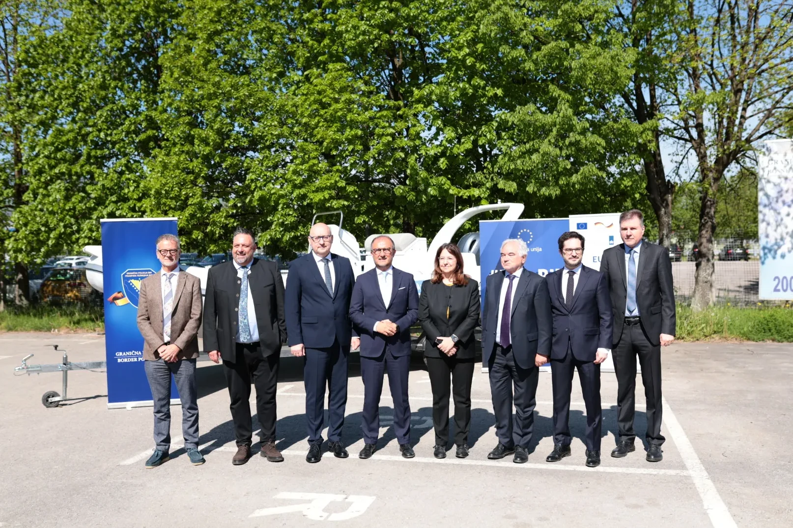 Grupa zvaničnika pozira ispred plavog transparenta sa grbom Granične policije BiH i zastavama Evropske unije.
