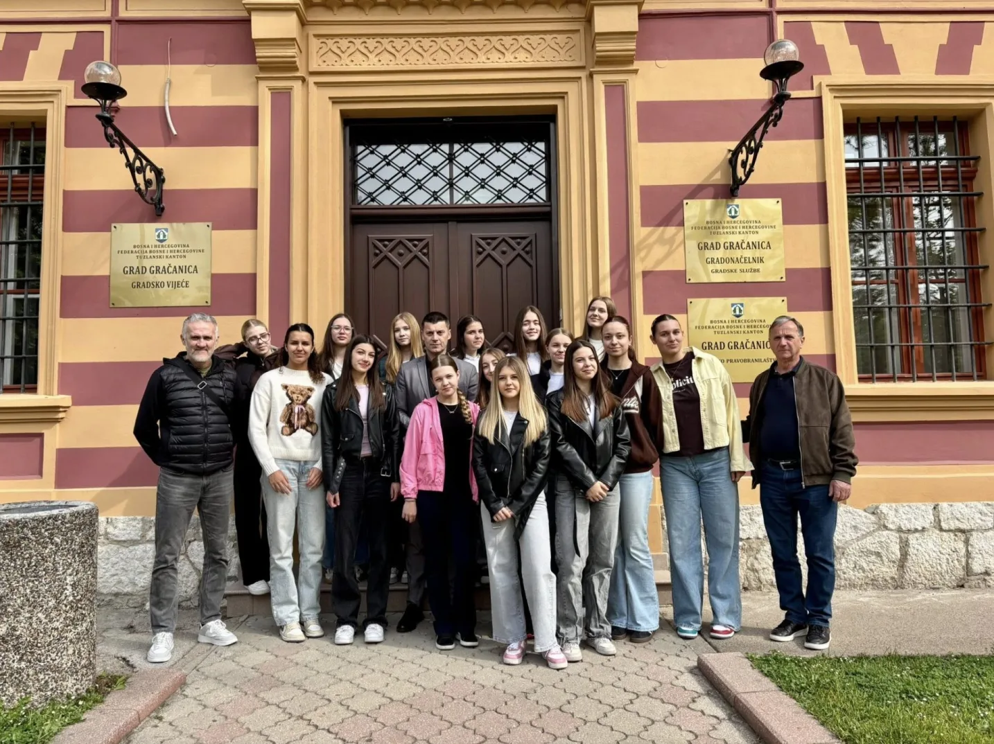 Grupa učenika i nastavnika pozira ispred zgrade Gradske vijećnice Gračanica.