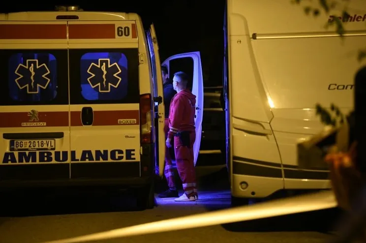 Hitna pomoć i medicinsko osoblje u crvenim uniformama sa oznakom 'Ambulance' izašli su na teren tokom noći.