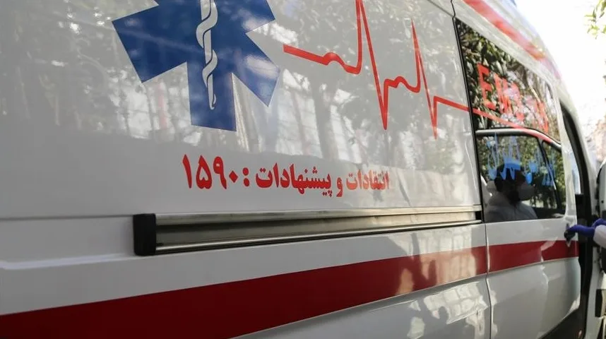 Detalj bijele hitne pomoći s crvenim simbolom srca i plavim krstom života, te natpisom na arapskom pismu i brojem 1590.