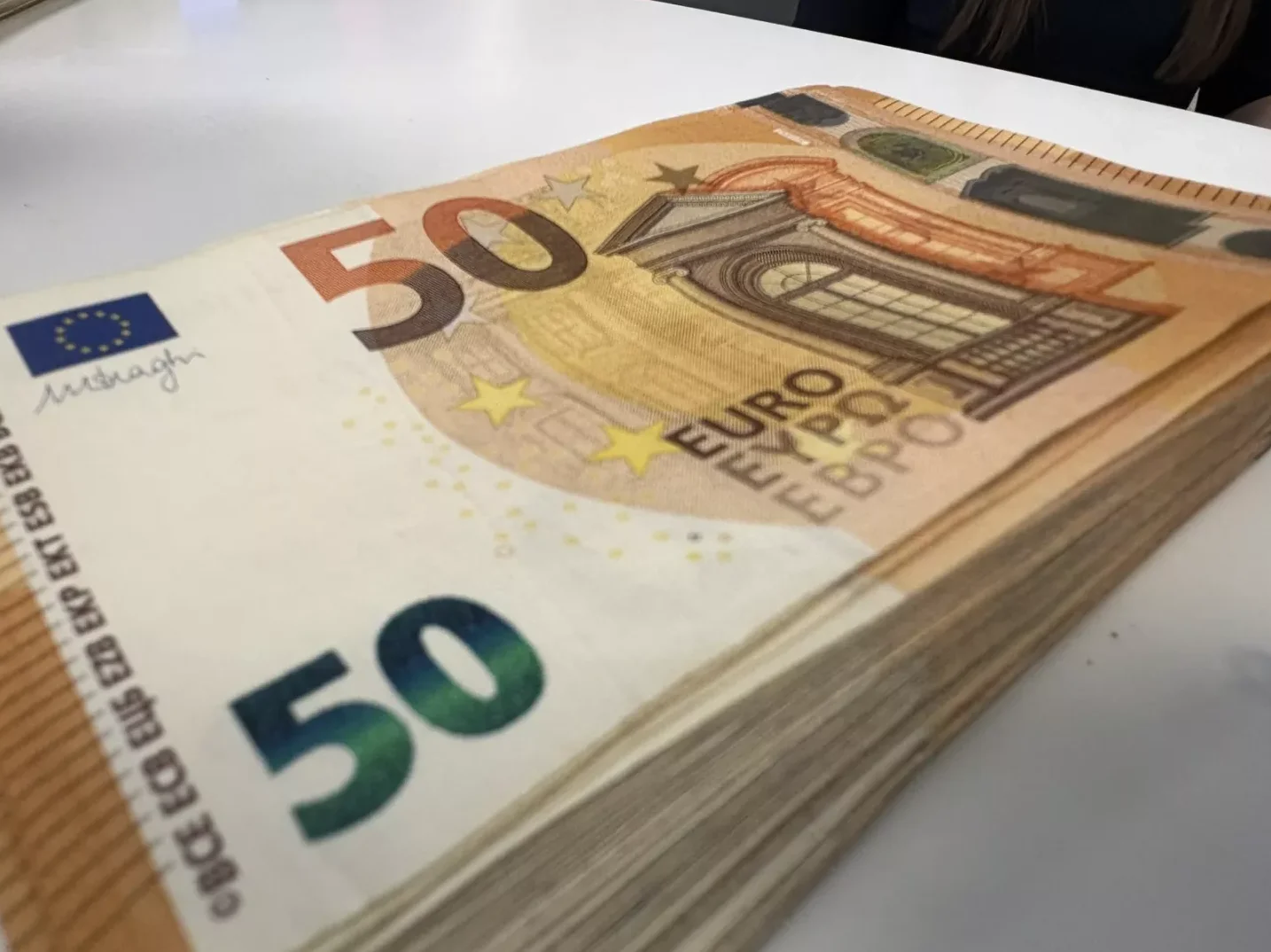 Hrpa novčanica od 50 eura na bijeloj podlozi.