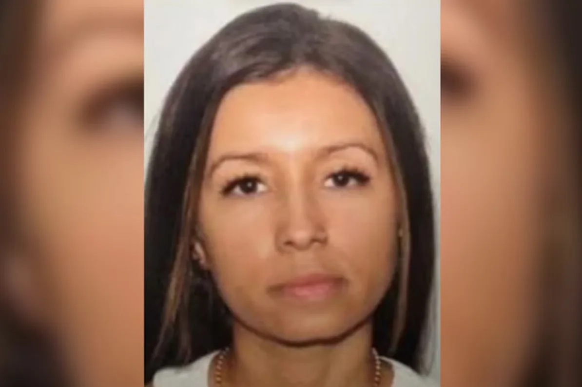 Identifikaciona fotografija mlade žene smeđe kose i smeđih očiju, koja gleda direktno u kameru.