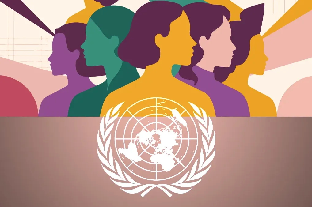 Siluete raznih žena različitih boja i frizura, uz simbol Ujedinjenih nacija
