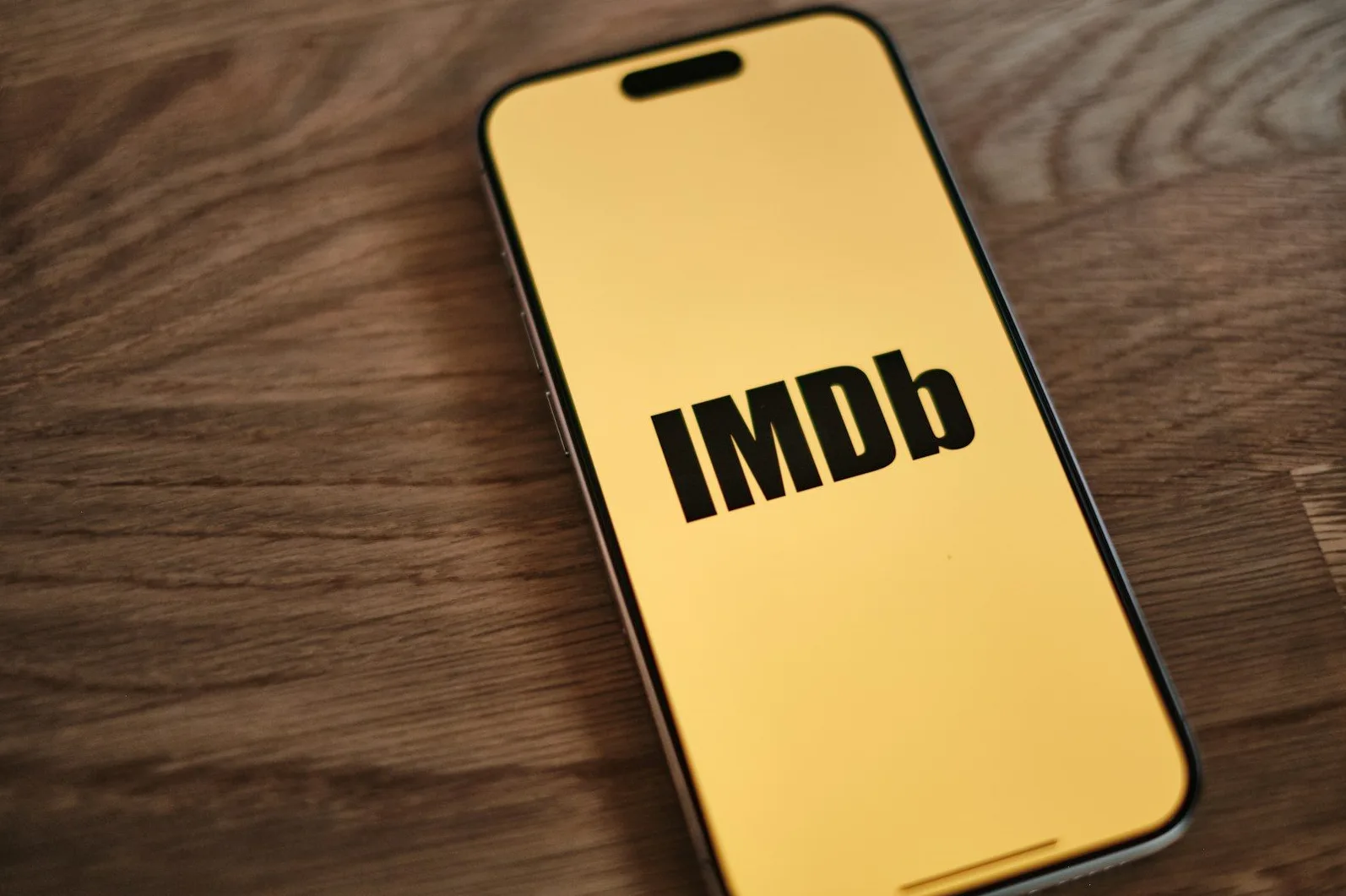 Ikona IMDb aplikacije na ekranu pametnog telefona.