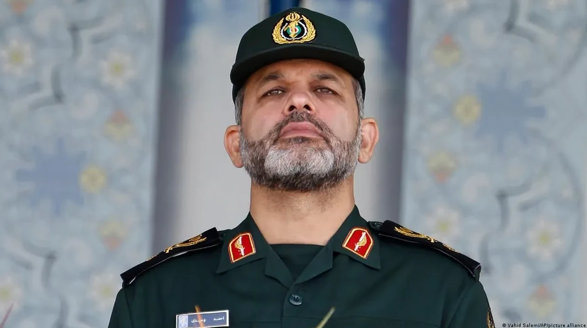 Portret Alireze Tangsirija, iranskog generala u vojnoj uniformi.