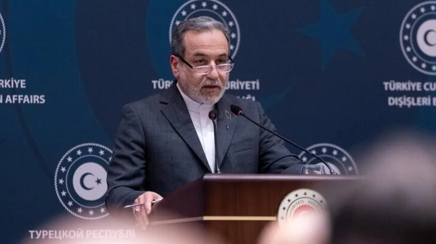 Iranski diplomata govori za govornicom na konferenciji za štampu ispred pozadine sa grbom Turske.