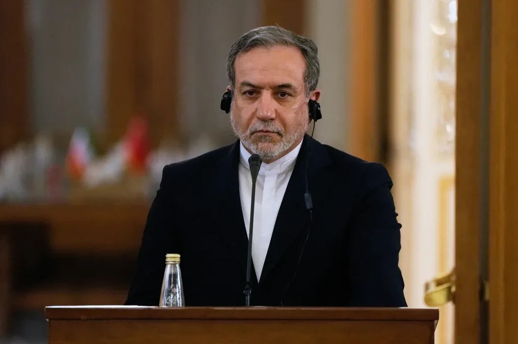 Iranski zvaničnik sa slušalicama i mikrofonom.