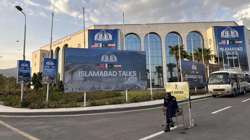 Zgrada sa velikim panoima na kojima piše "ISLAMABAD TALKS" i zastavama Sjedinjenih Američkih Država, Pakistana i Irana.