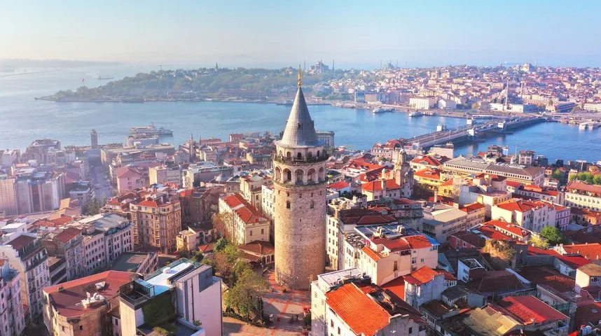 Pogled na Istanbul sa Galata kulom u prvom planu, sa Zlatnim rogom i mostom u pozadini.