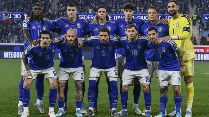 Italijanska nogometna reprezentacija u plavim dresovima pozira na terenu