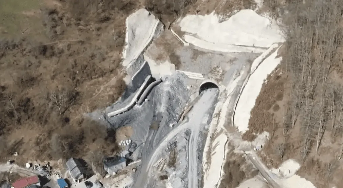 Izgradnja novog tunela na planinskom terenu, pogled iz zraka.