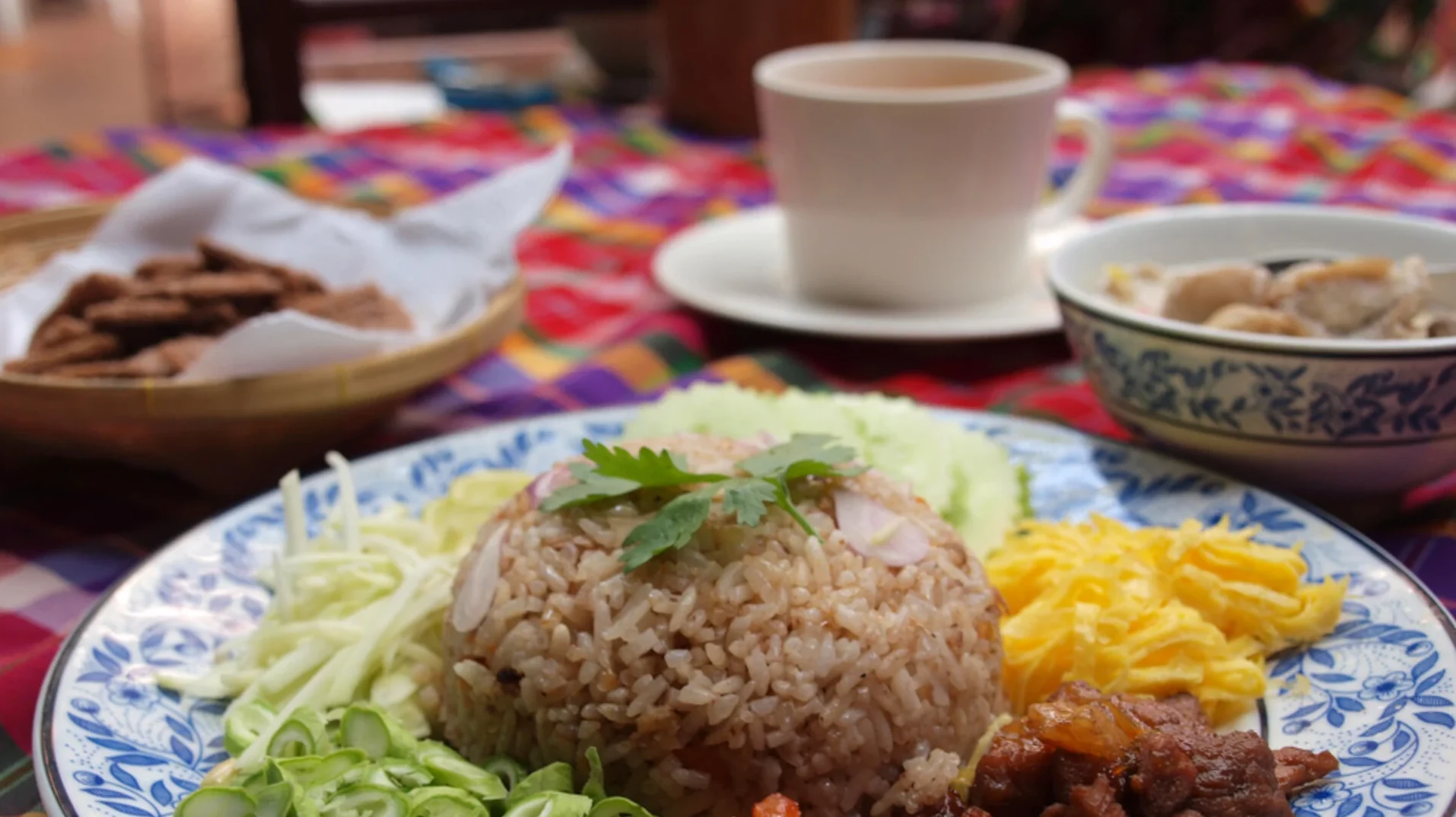 Odličan obrok s pirinčem, ukusnim dodacima i šoljom kafe