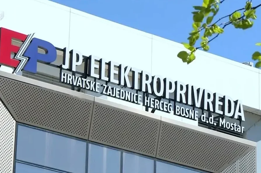 Logotip JP Elektroprivreda Hrvatske Zajednice Herceg Bosne d.d. Mostar na fasadi zgrade.