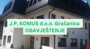 Zgrada J.P. Komus d.o.o. Gračanica sa natpisom 'OBAVJEŠTENJE'