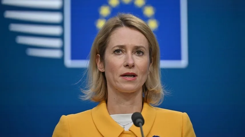 Kaja Kallas, premijerka Estonije, govori ispred zastave Evropske unije.