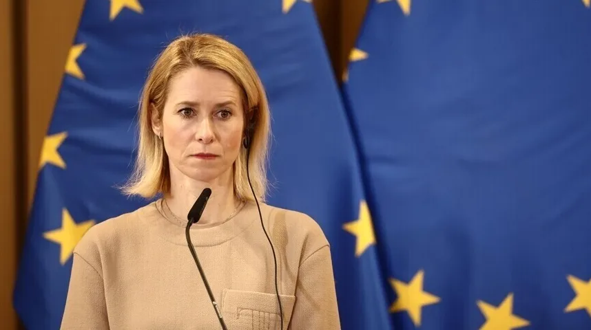 Premijerka Estonije Kaja Kallas stoji ispred zastave Evropske unije i govori u mikrofon.