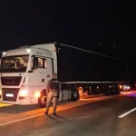 Policija u Prijedoru otkrila 38 migranata skrivenih među drvetom u kamionu: Uhapšen vozač iz Crne Gore