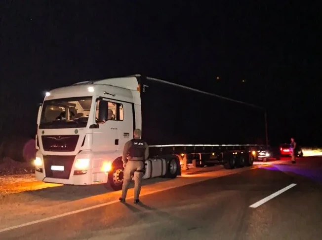 Kamion na putu noću sa službenim licem