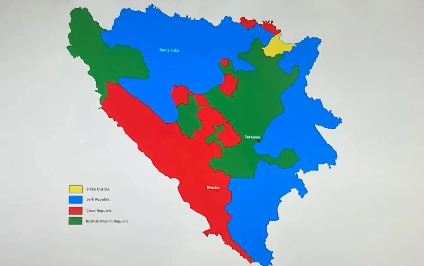 Karta Bosne i Hercegovine sa označenim entitetima i distriktom Brčko, obojenim po etničkoj pripadnosti: Republika Srpska (plava), Federacija Bosne i Hercegovine (podijeljena na hrvatske - crvene i bošnjačke - zelene regije), te Brčko Distrikt (žuta).