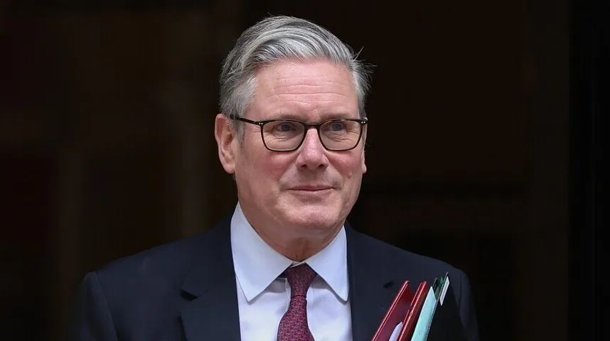 Portret Keira Starmera u tamnom odijelu i bijeloj košulji