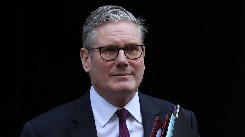 Portret Keira Starmera sa naočalama