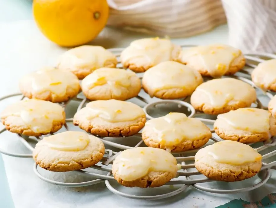 Keksici sa narandžinom glazurom i narandžinom koricom