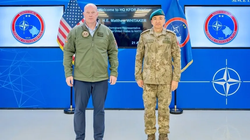 H.E. Matthew Whitaker, stalni predstavnik Sjedinjenih Američkih Država pri NATO-u, stoji sa komandantom Kosovskih snaga.